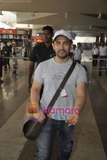 Aamir Khan returns from Dhobigh at Delhi Promotions in Airport, Mumbai on 14th Jan 2011 (17).JPG